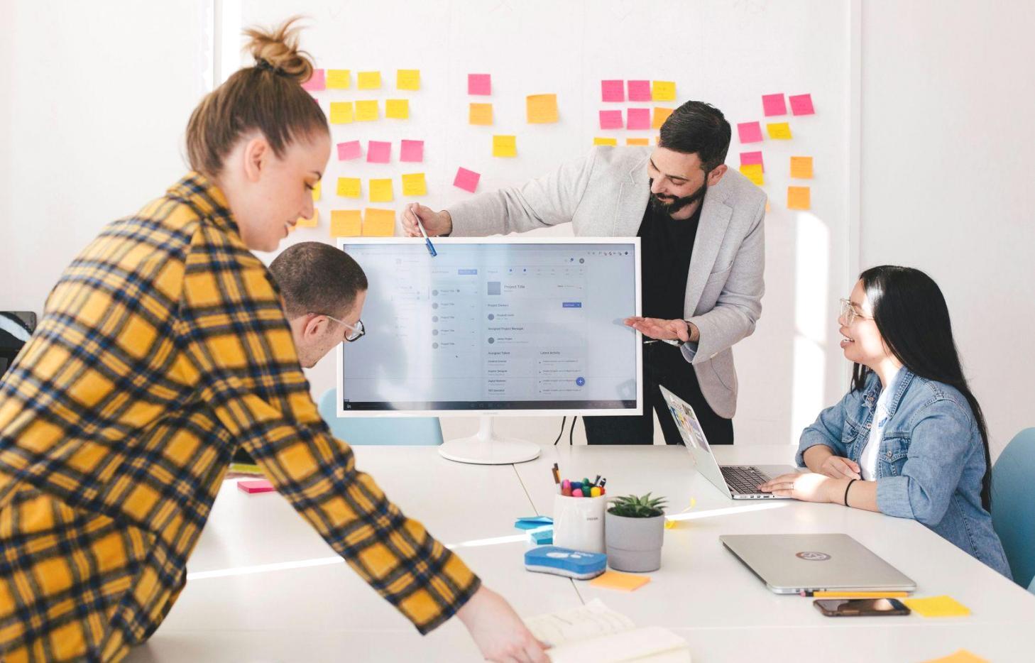 Arbeitsplatz mit Finanzberichten und Analysen